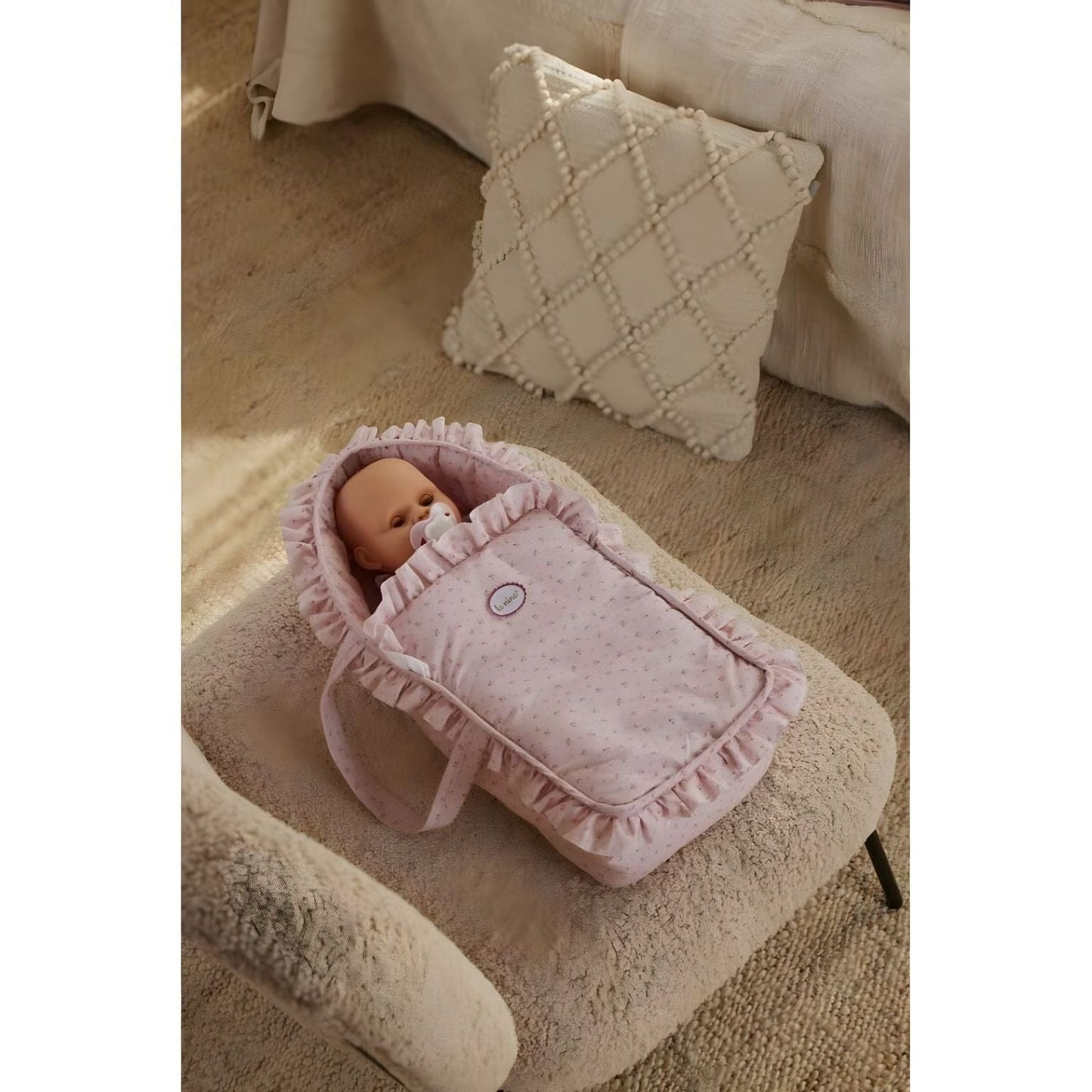 Alcofa Olívia para Bonecas rosa com folhos e padrão delicado, para transportar e aconchegar a boneca