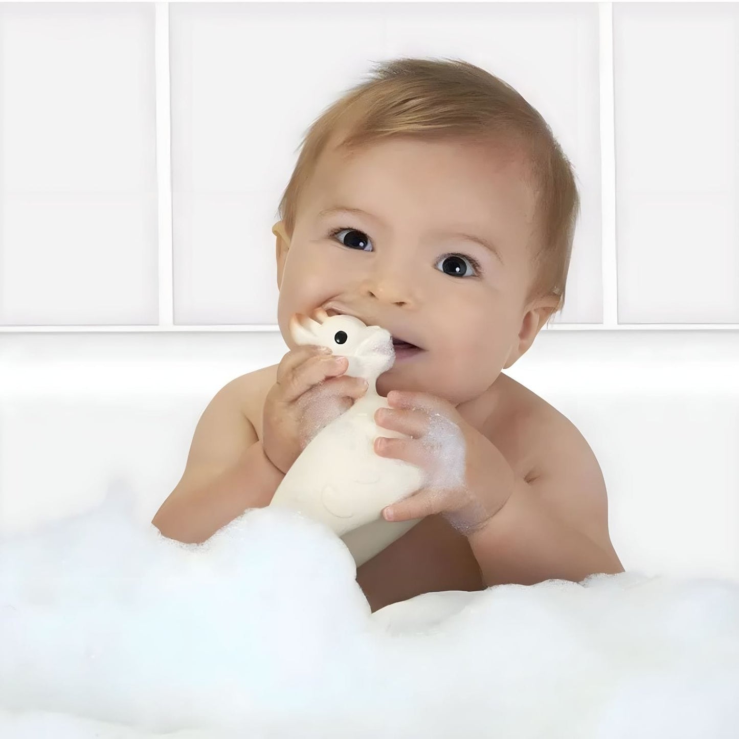 Bebé no banho com Brinquedo de banho Girafa Sofia em forma de girafa