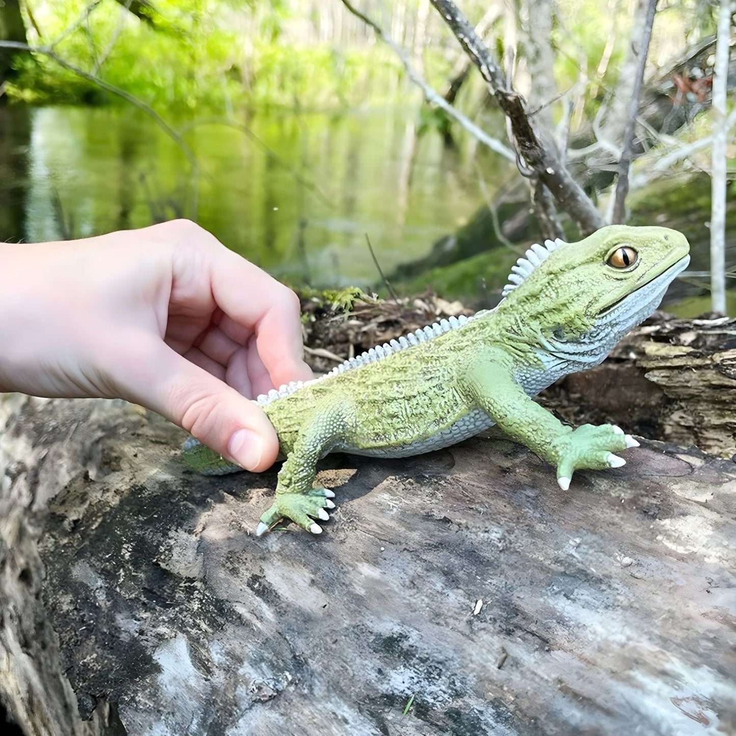 Figura de borracha Tuatara em vista traseira