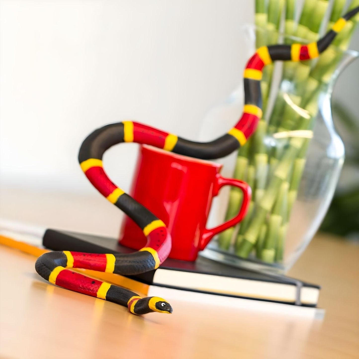 Figura de borracha Cobra Coral com imagem complementar