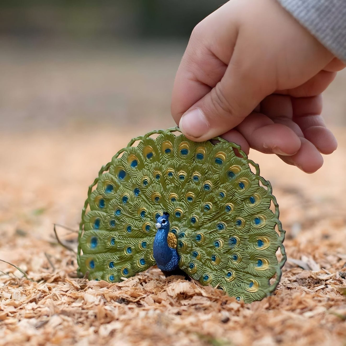 Figura de borracha Pavão em vista traseira