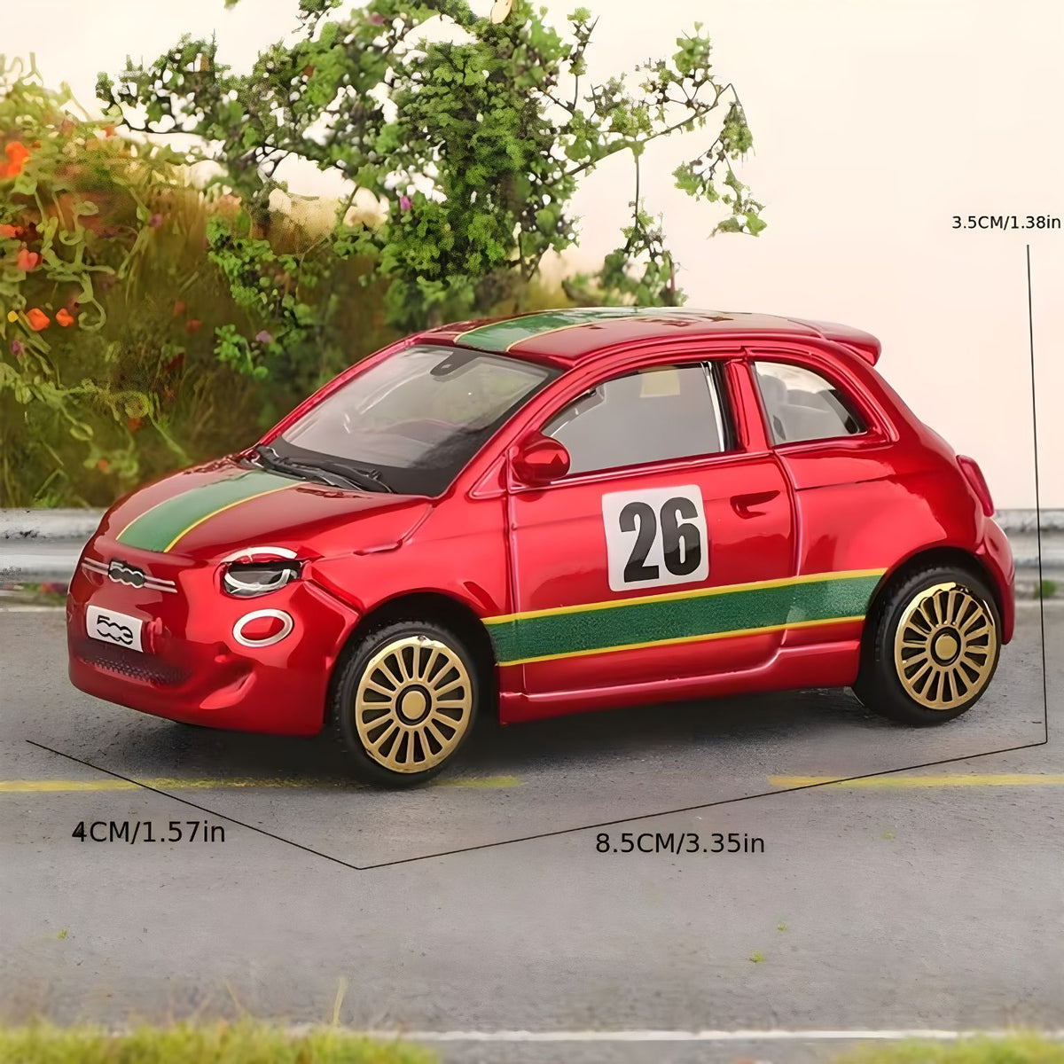 Fiat 500e vermelho com faixas verdes, número 26 e jantes douradas, em vista frontal e lateral com cotas