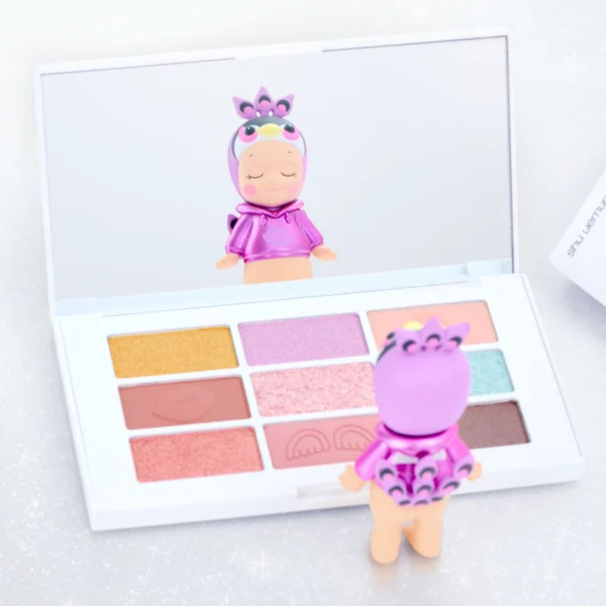 Detalhe em tons rosa da coleção Sonny Angel x shu uemura Makeup Angel Series