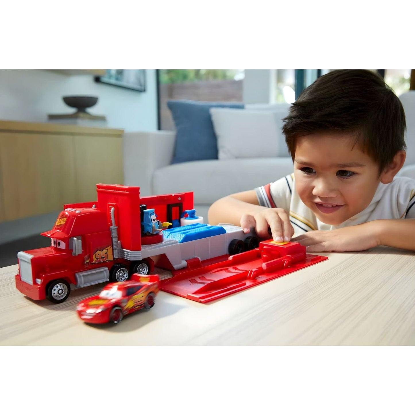 Apresentamos Cars - Camião Mack Transformável com o SKU 770204225 recomendado para + 3 anos