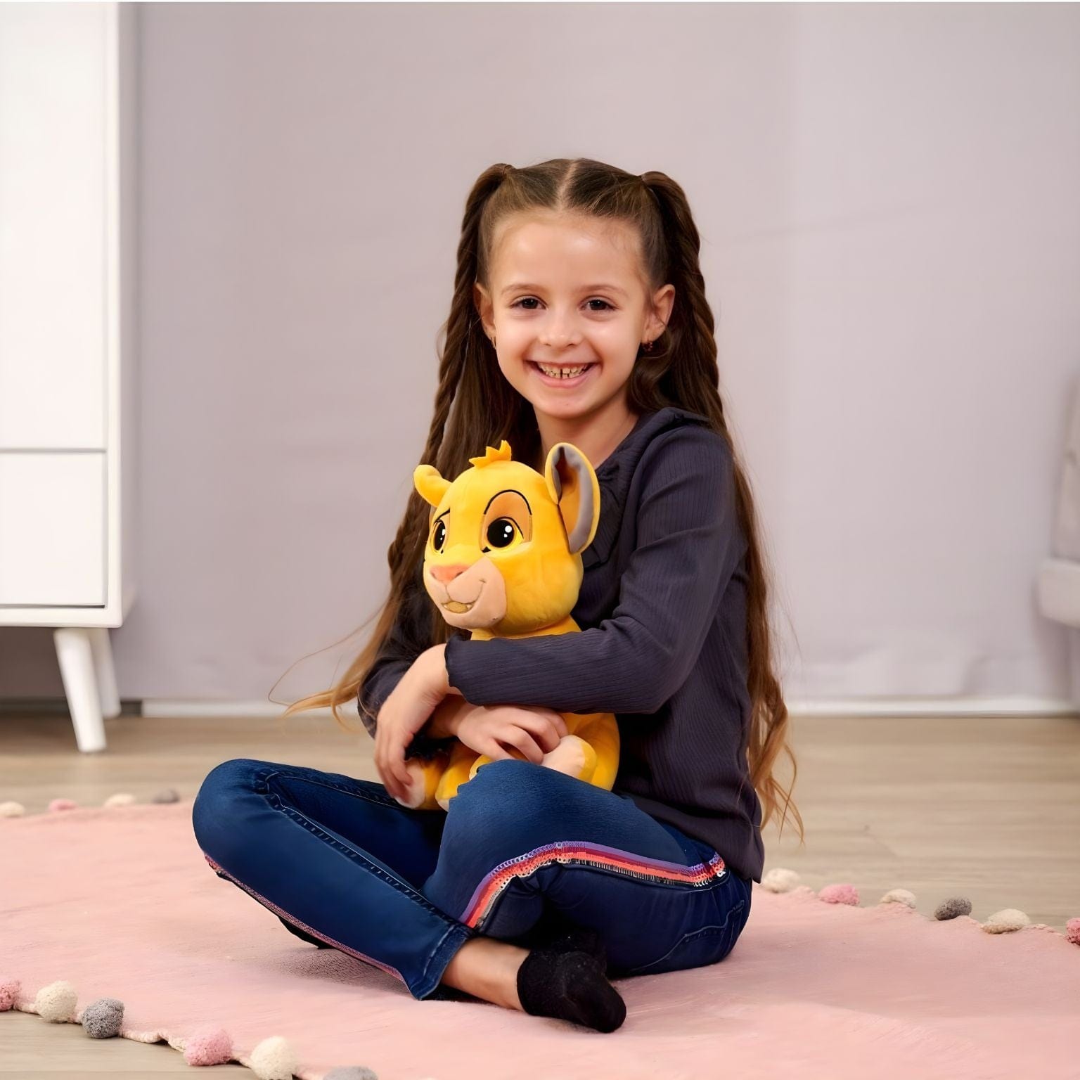 Apresentamos Peluche Simba 25 cm com o SKU 237007025 recomendado para + 0 meses