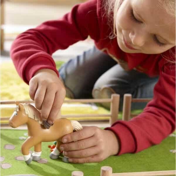 Apresentamos Figura de borracha - Cavalo Leopold com o SKU 810201222 recomendado para + 3 anos