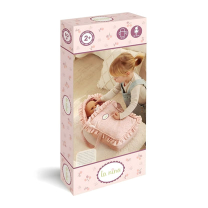 Alcofa Olívia para Bonecas rosa com folhos e padrão delicado, para transportar e aconchegar a boneca