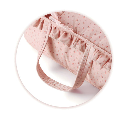 Alcofa Olívia para Bonecas rosa com folhos e padrão delicado, para transportar e aconchegar a boneca