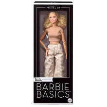 Barbie Signature Loira Modelo 07 com cabelo encaracolado volumoso, top bege e calças largas estampadas