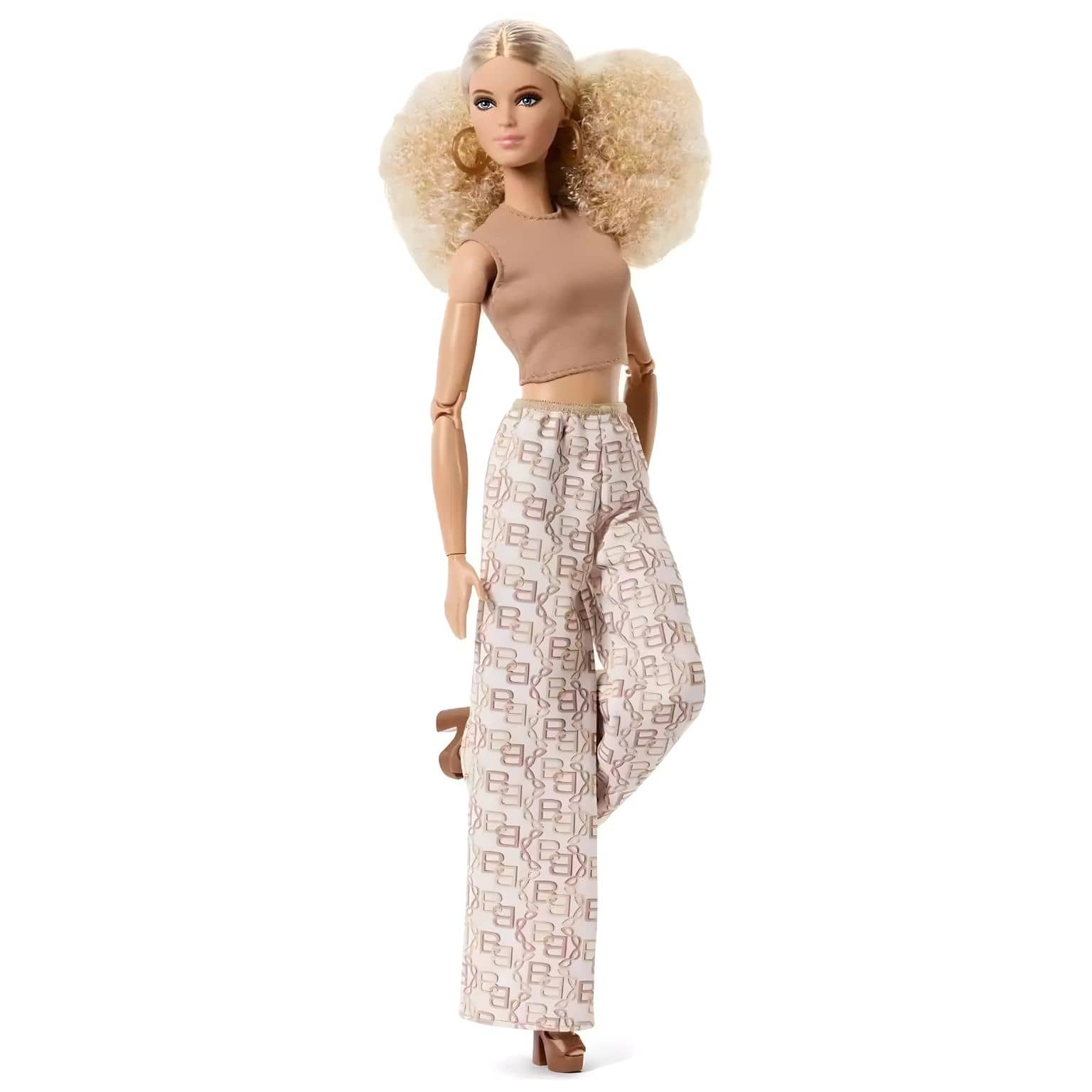 Barbie Signature Loira Modelo 07 com cabelo encaracolado volumoso, top bege e calças largas estampadas