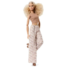 Barbie Signature Loira Modelo 07 com cabelo encaracolado volumoso, top bege e calças largas estampadas