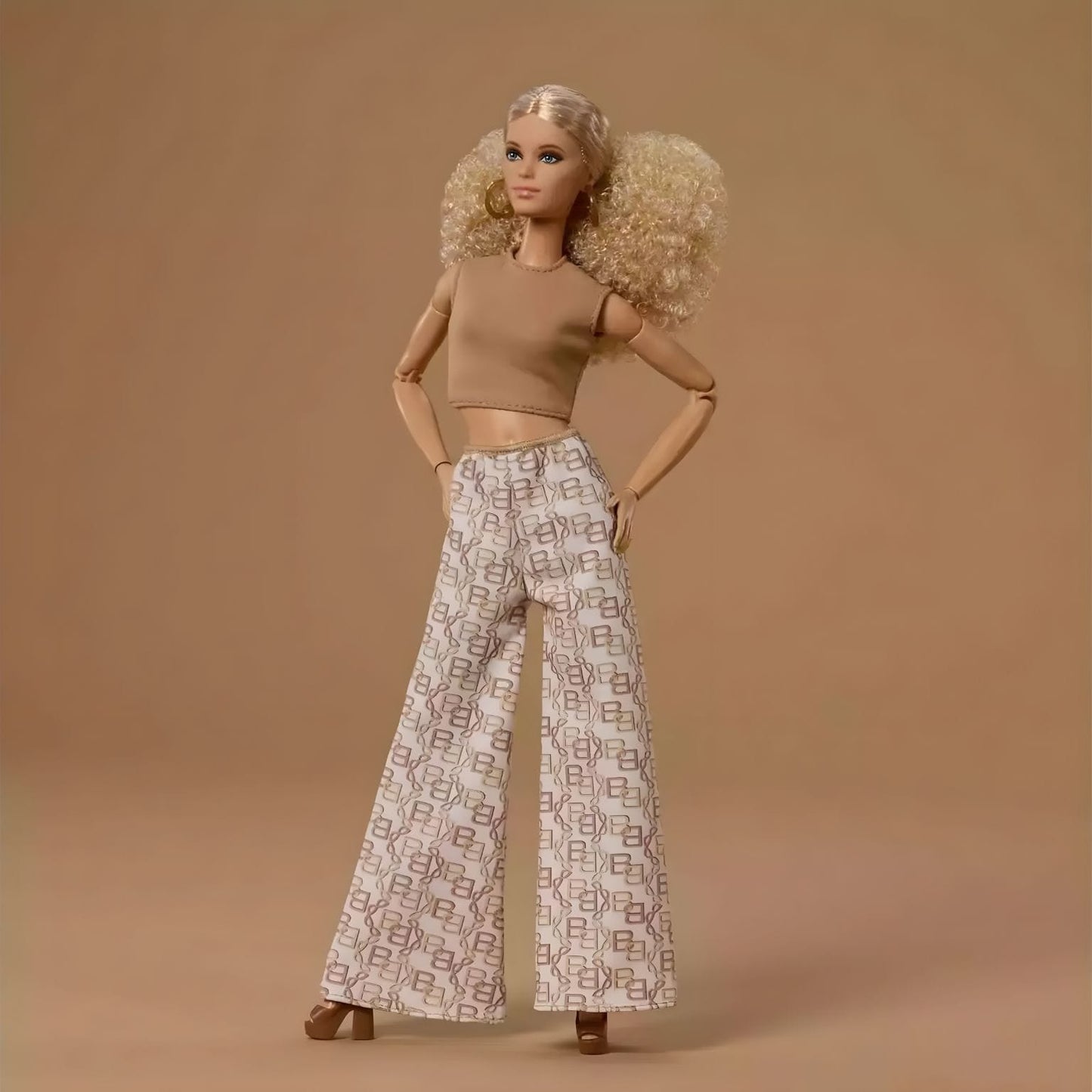 Barbie Signature Loira Modelo 07 com cabelo encaracolado volumoso, top bege e calças largas estampadas