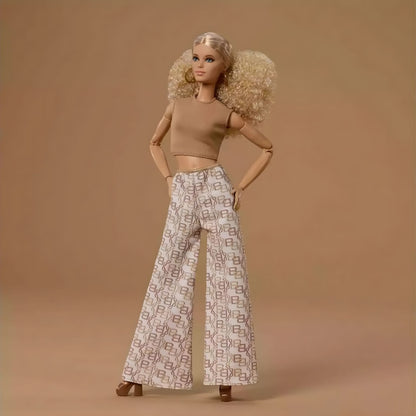 Barbie Signature Loira Modelo 07 com cabelo encaracolado volumoso, top bege e calças largas estampadas