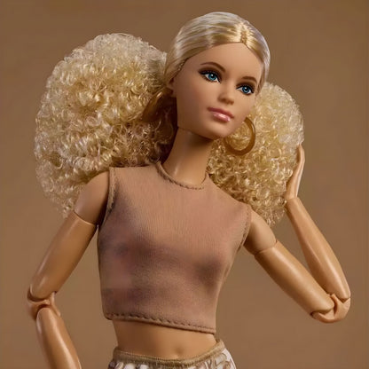 Barbie Signature Loira Modelo 07 com cabelo encaracolado volumoso, top bege e calças largas estampadas