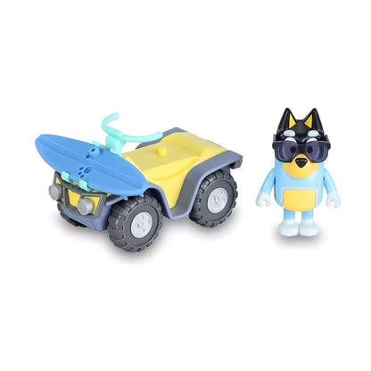 Quad de praia amarelo e azul com prancha de surf e a figura do Bandit