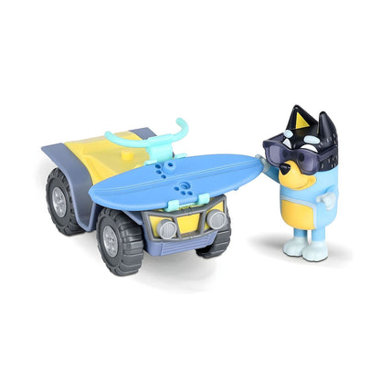 Figura do Bandit de óculos escuros ao lado do quad com prancha