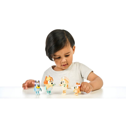 Criança a brincar com as figuras Bluey Dia de Casamento