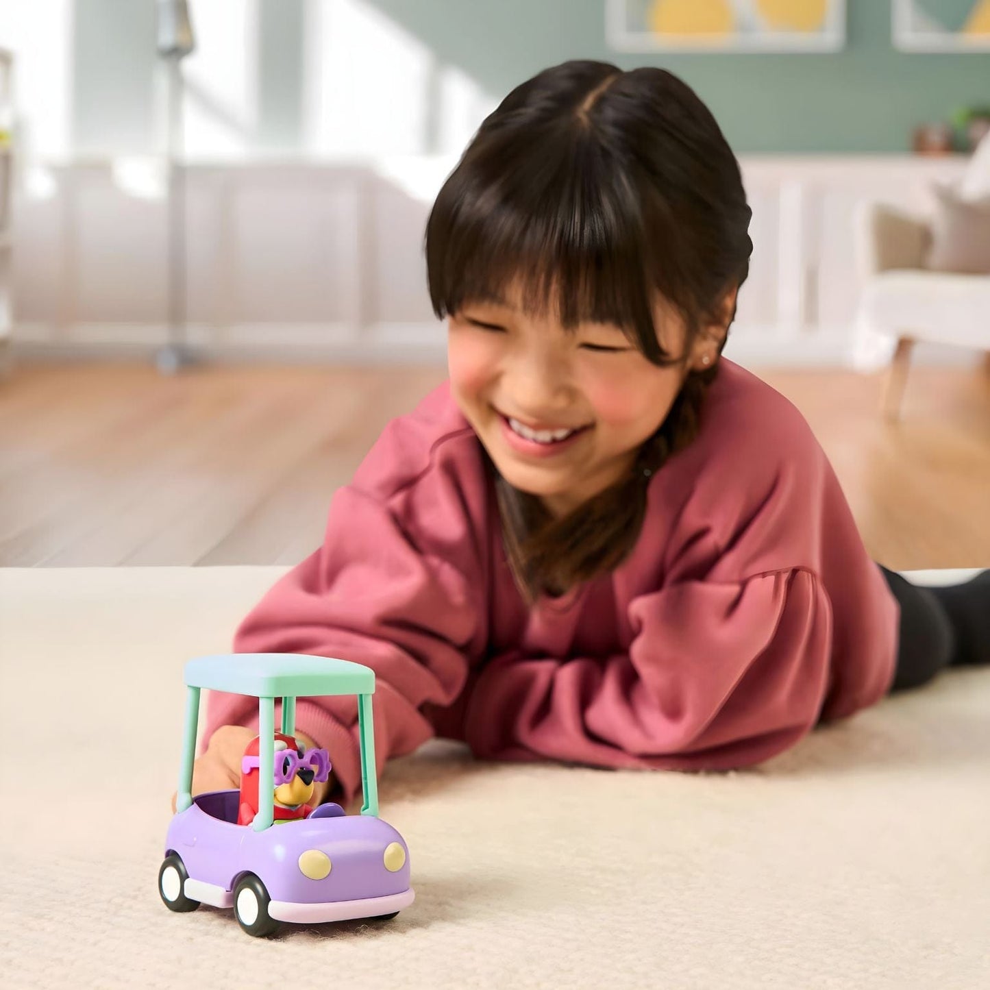 Bluey Janet e Granny Car com carro roxo e tejadilho verde e figura da Janet com óculos roxos