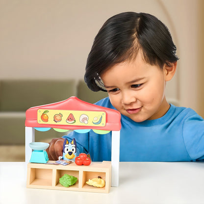 Detalhe do Bluey Mercado dos Produtores com cenário de feira