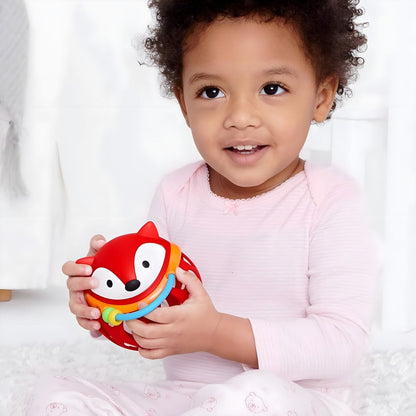 Menina sorridente com a Bola Chocalho Raposa vermelha