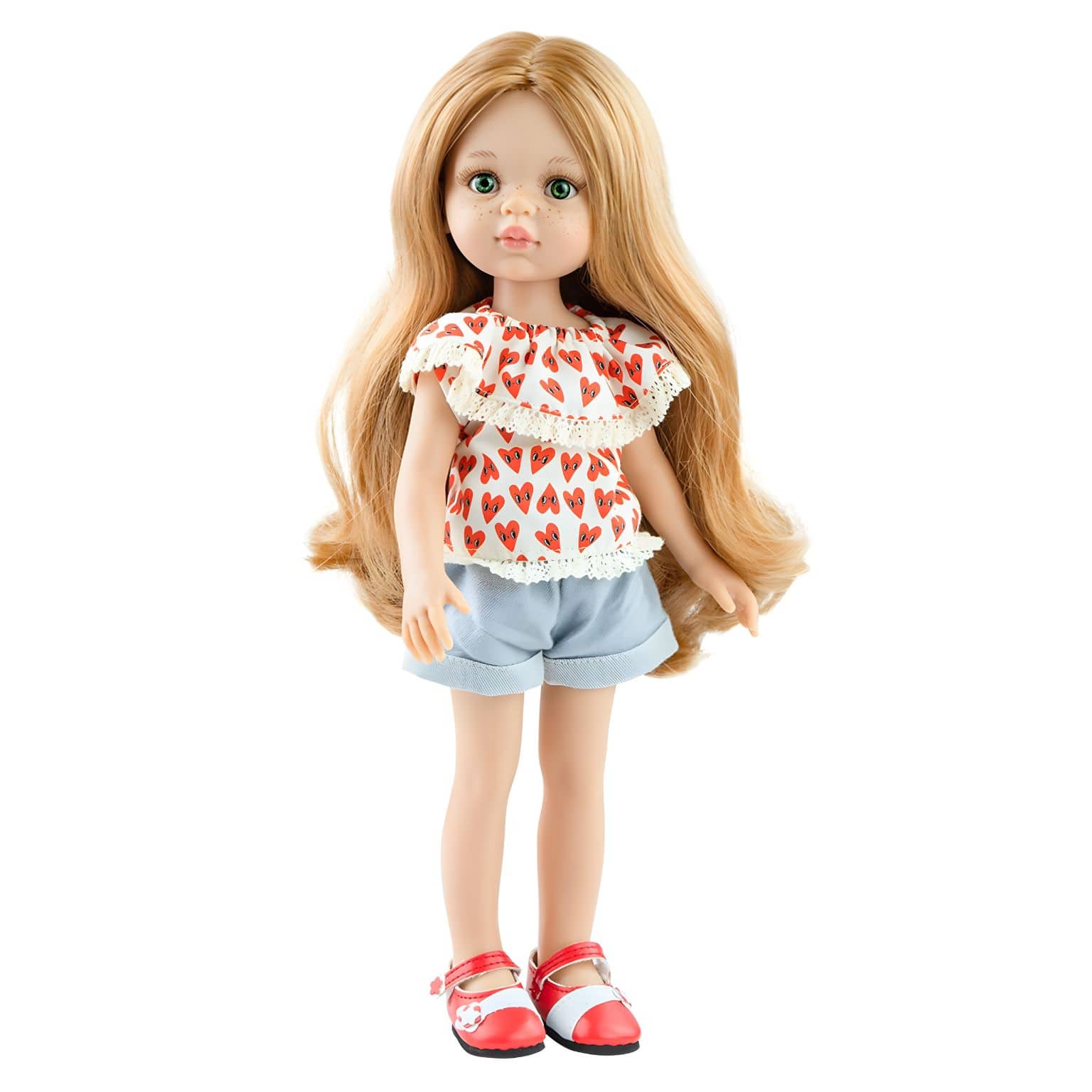Boneca Dasha da Paola Reina com camisa de corações, calções claros e sapatos vermelhos