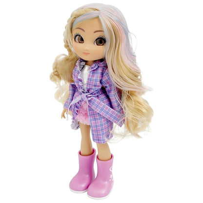 Boneca Unique Eyes Rebecca com casaco lilás aos quadrados e botas rosa