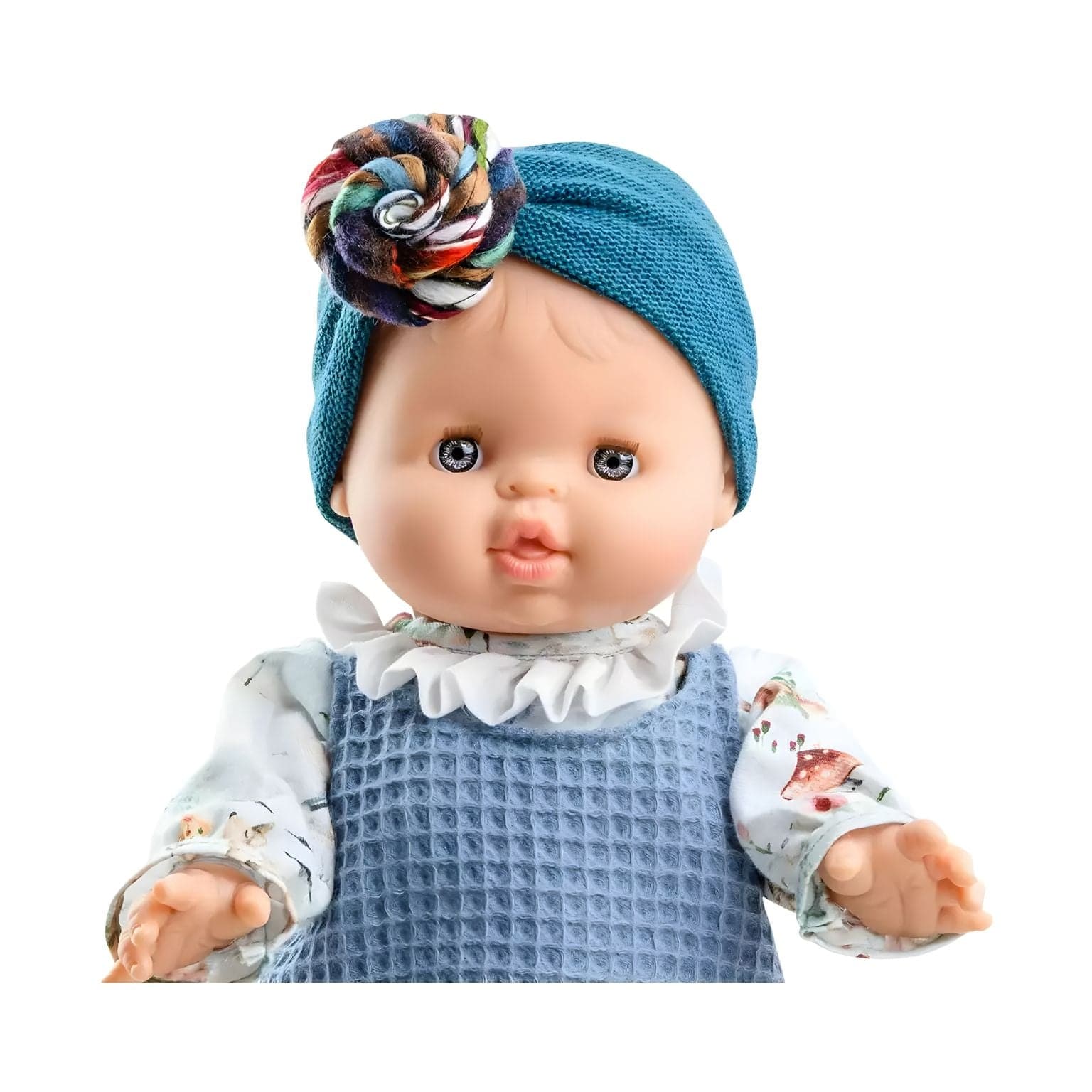 Boneca Blanca de Paola Reina com roupa azul, gola branca e turbante azul com flor colorida