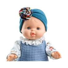 Boneca Blanca de Paola Reina com roupa azul, gola branca e turbante azul com flor colorida