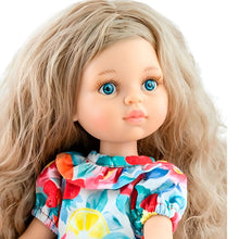 Boneca Carla da Paola Reina com cabelo comprido ondulado, olhos azuis, vestido colorido com frutas e sapatos vermelhos