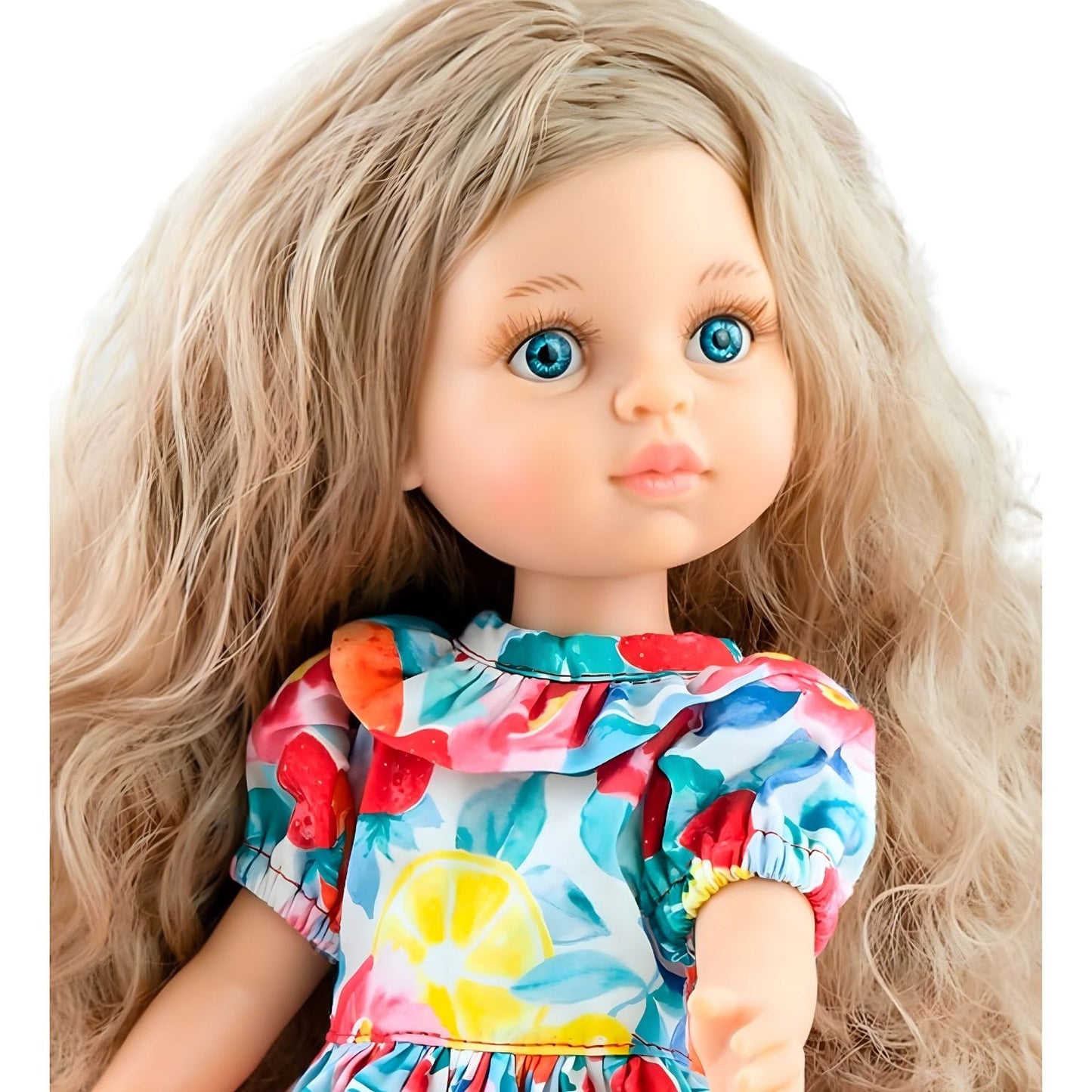 Boneca Carla da Paola Reina com cabelo comprido ondulado, olhos azuis, vestido colorido com frutas e sapatos vermelhos