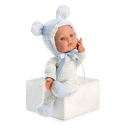 Boneca Mimi Azul sentada num cubo com a mão na cara