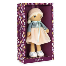 Boneca de Pano Chloe Kaloo com vestido suave, casaco azul e touca rosa em estilo delicado para bebé