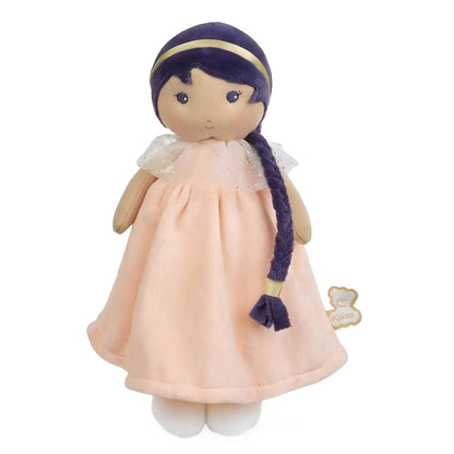 Boneca de Pano Iris da Kaloo com vestido rosa suave, cabelo roxo entrançado e expressão doce