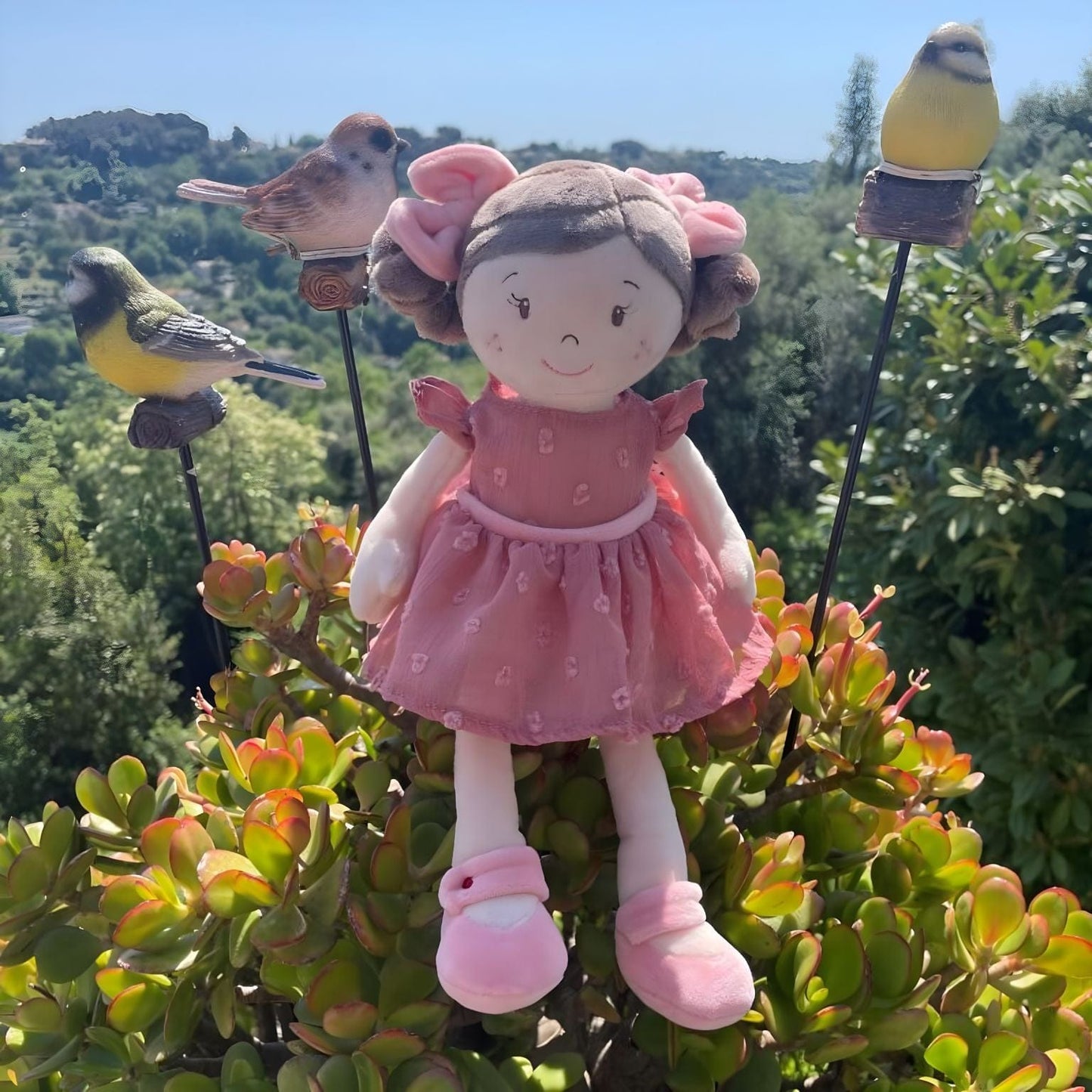 Boneca de pano Clara com vestido rosa e laços no cabelo