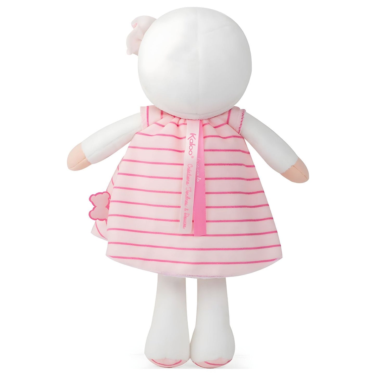 Boneca de pano Rose da Kaloo com vestido rosa às riscas, gorro branco e flor lateral