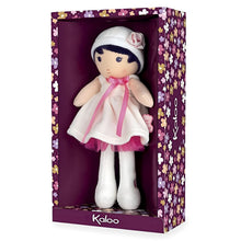 Boneca de pano Perle Kaloo com vestido rosa suave e gorro branco