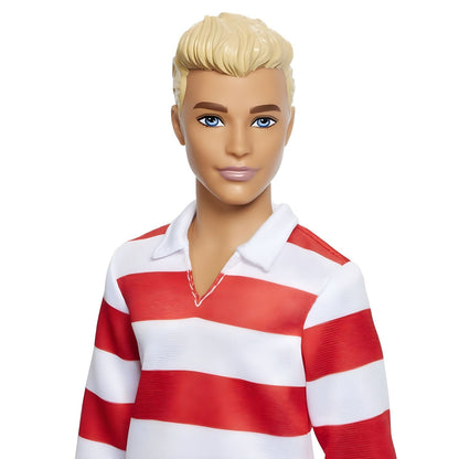 Pormenor do rosto e da camisa às riscas vermelhas do boneco Ken