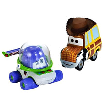 Miniaturas Disney Pixar Cars de Buzz Lightyear e Woody lado a lado, com as cores e formas de Toy Story.