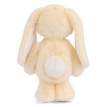 Coelho de peluche cor de baunilha com orelhas compridas, focinho creme e patas brancas