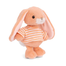 Coelho de peluche cor-de-laranja com t-shirt às riscas brancas e laranja