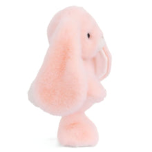 Coelho de peluche cor de pêssego com orelhas compridas, focinho creme e patas brancas