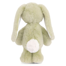 Coelho de peluche verde pálido com orelhas compridas, focinho creme e patas brancas