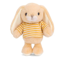 Coelho de peluche amarelo com t-shirt às riscas brancas e amarelas