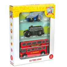 Criança a brincar com Conjunto Veículos de Londres em madeira da Le Toy Van com autocarro vermelho, táxi preto e carro azul