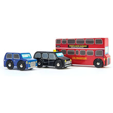 Criança a brincar com Conjunto Veículos de Londres em madeira da Le Toy Van com autocarro vermelho, táxi preto e carro azul