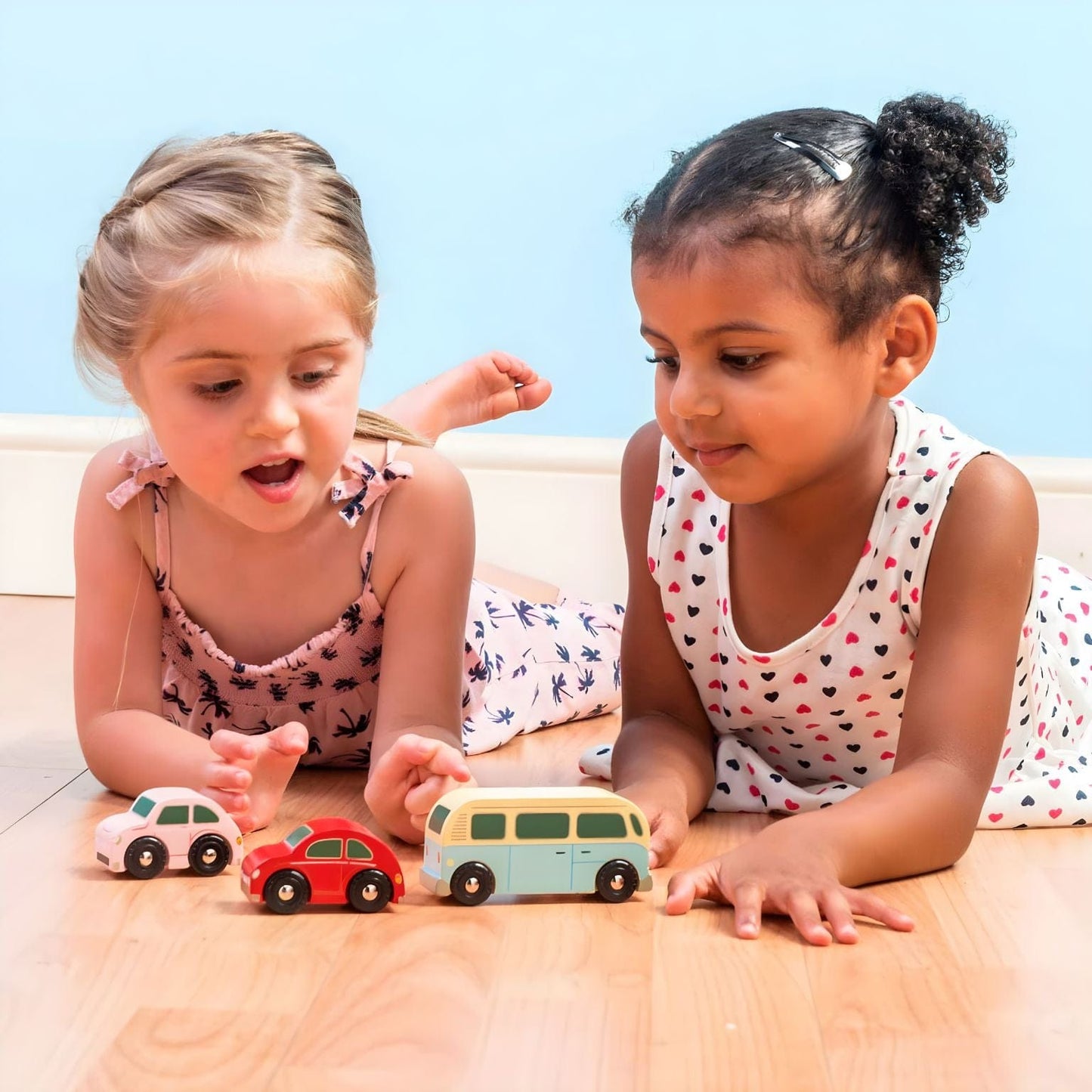 Conjunto de 3 veículos de madeira Retro com carro vermelho, carro rosa e carrinha azul em estilo vintage