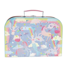 Crianças a brincar com Conjunto de Chá Fantasia Musical em malinha colorida com unicórnios e sereias