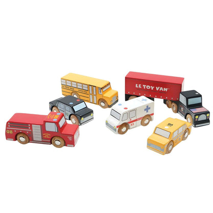 Carros de madeira Nova Iorque agrupados com ambulância e táxi