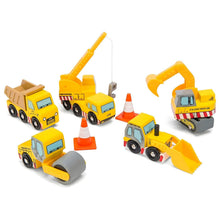 Criança a brincar com veículos de construção em madeira Le Toy Van, incluindo camião, grua, escavadora, pá e cones.