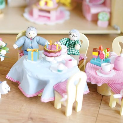 Figuras Daisylane Avós sentados a uma mesa com bolo